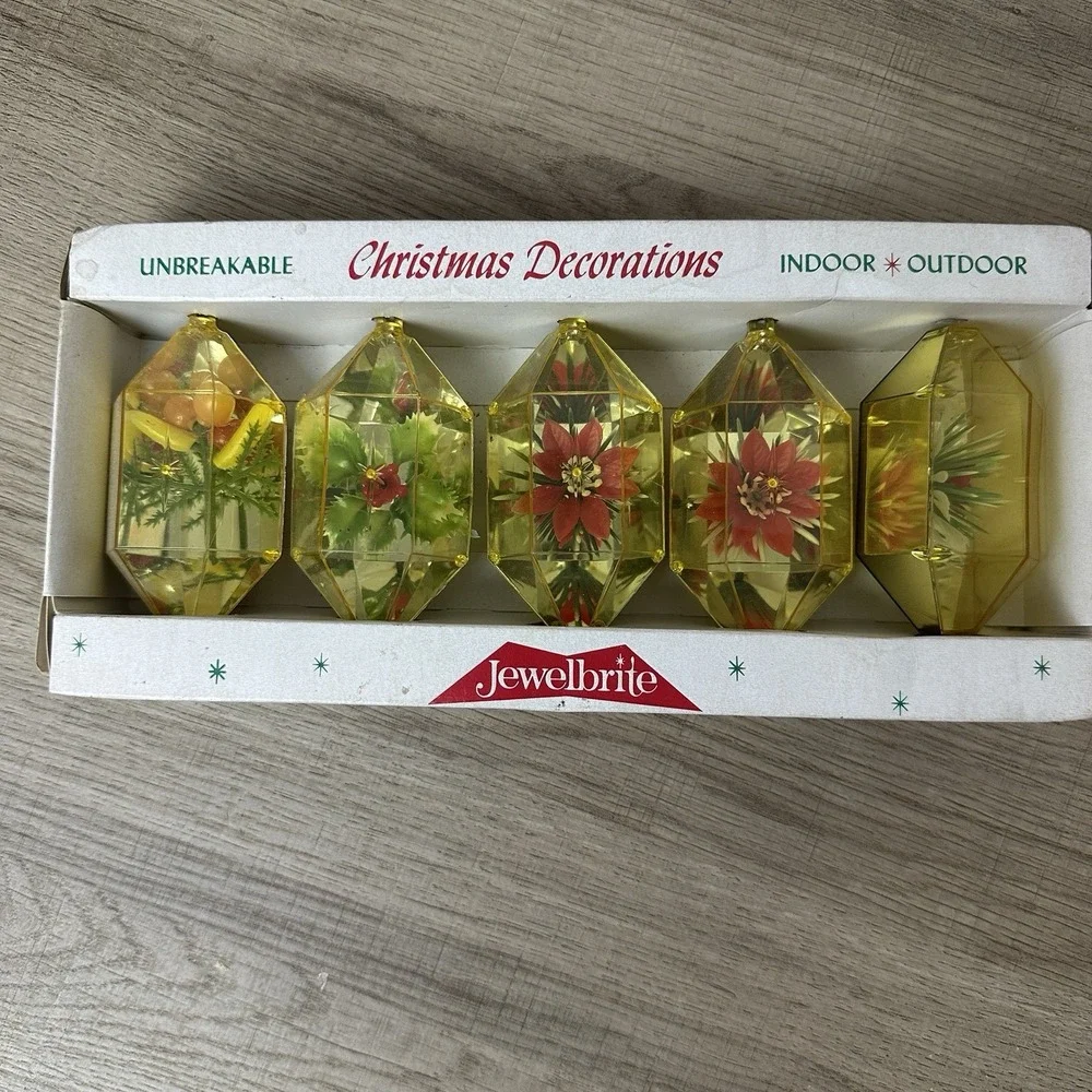Vintage Jewelbrite Unbreakable Plastic Diaroma‎ Christmas Ornaments